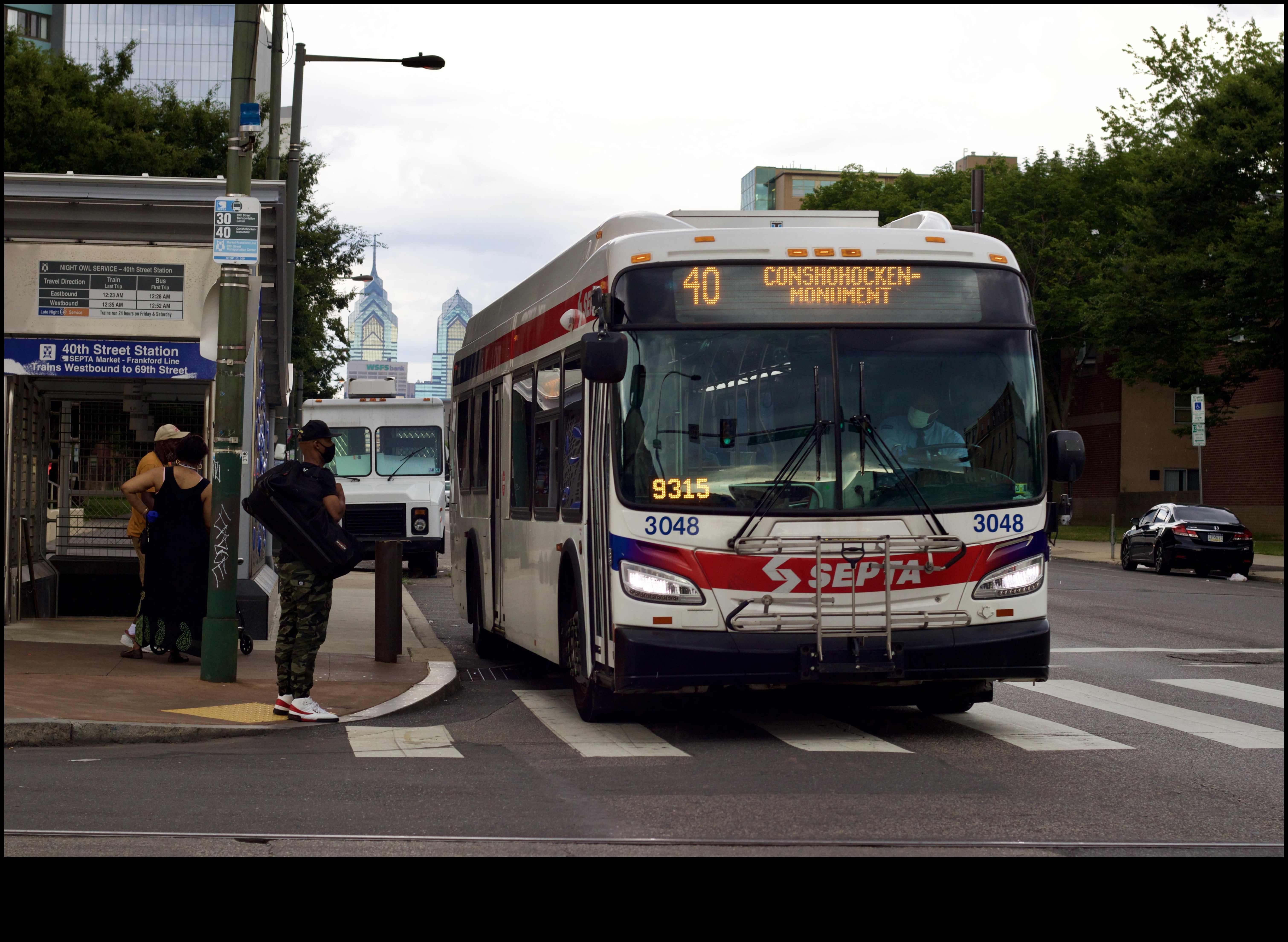 Autobusu pieturas un stāsti: hronikas no sabiedriskā transporta braucējiem