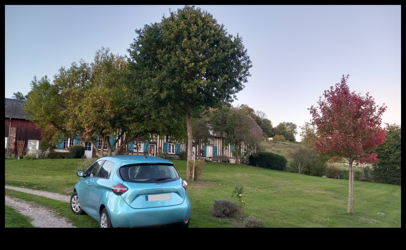 Videi draudzīgas bēgšanas: elektriskie automobiļi kā ilgtspējīgu ceļojumu aizbildņi