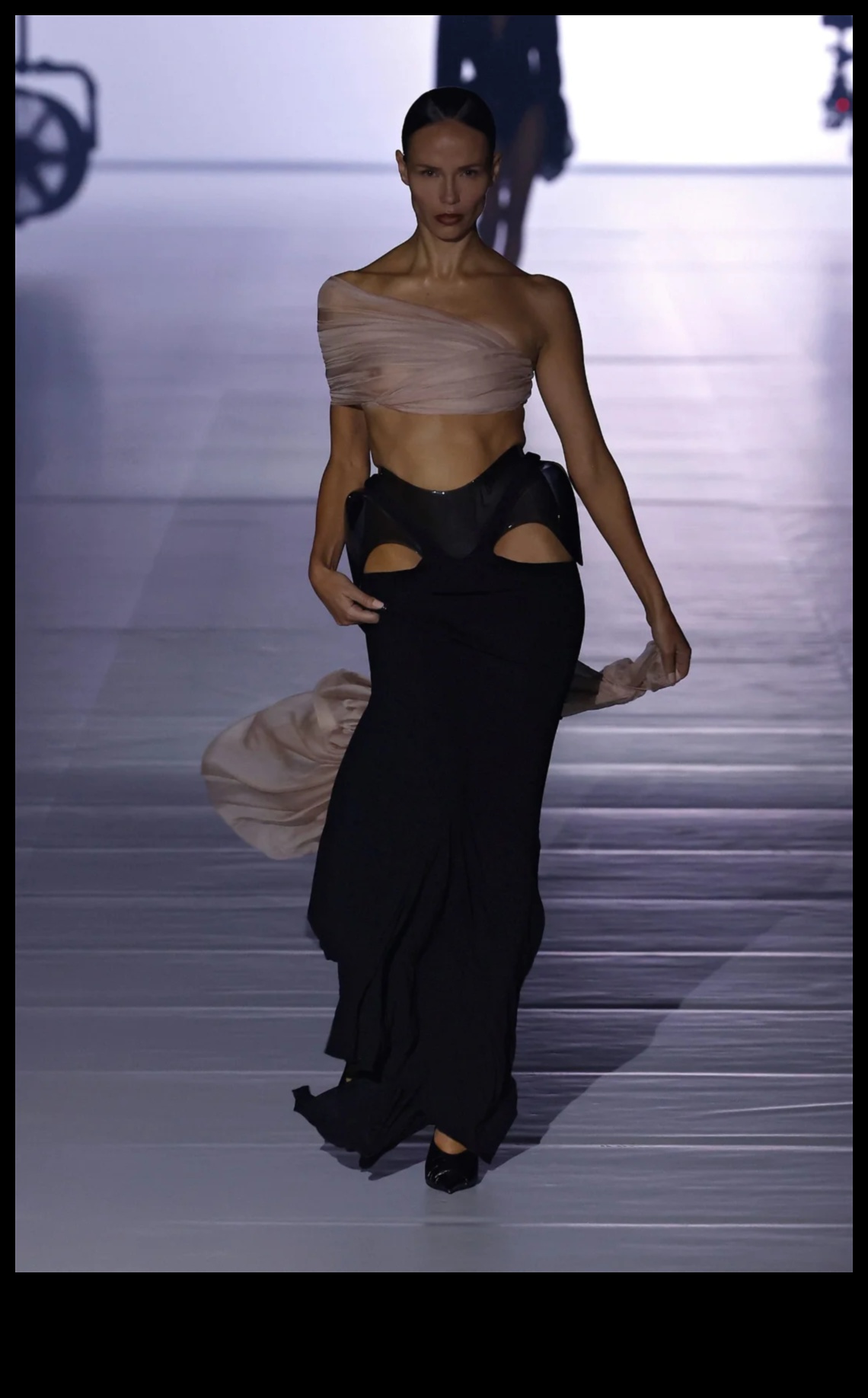 Gatavs uzdzīvojums skrejceļam: tosts par moderno tērpu varenību