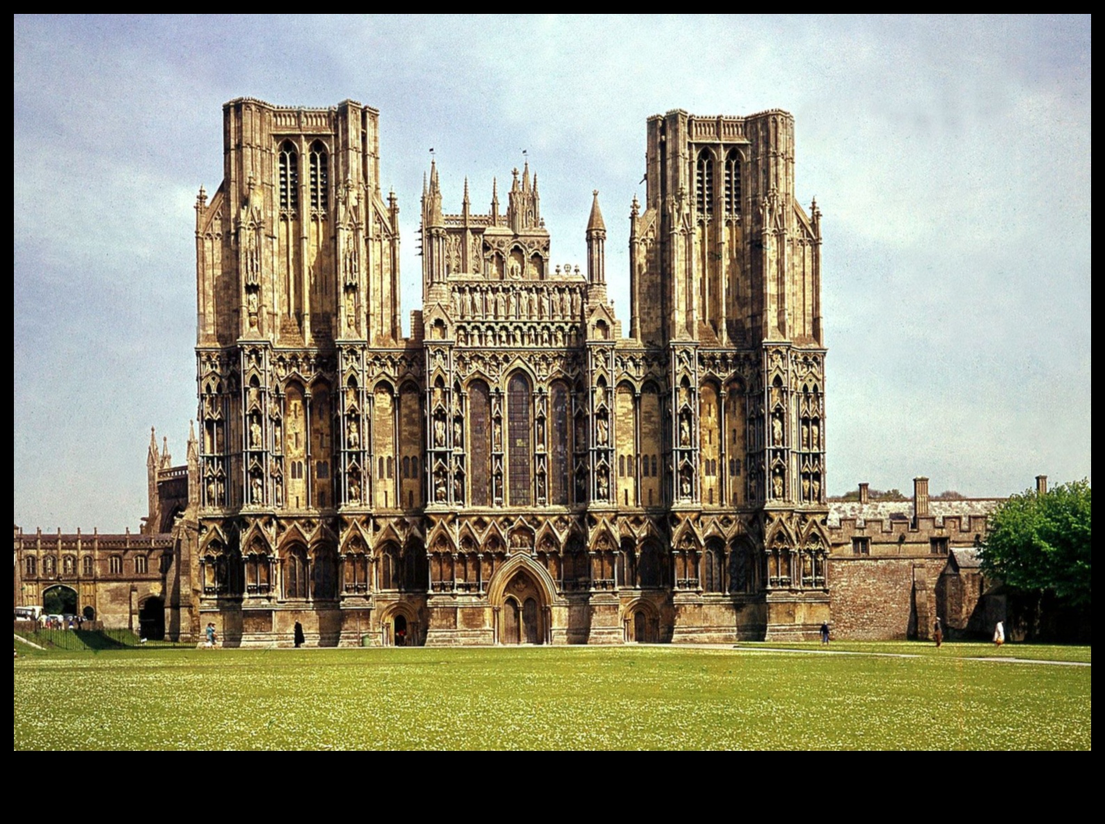 Gotikas zelta laikmets: plaukstoši mākslas periodi viduslaiku Eiropā