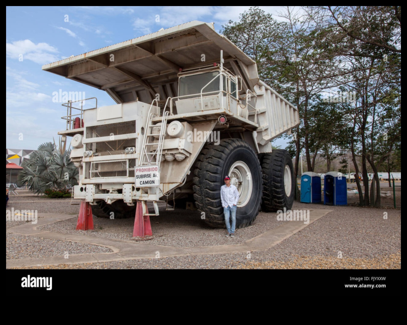 Ripojošie milži: vizuāla apskate ar milzīgām kravas automašīnām darbībā