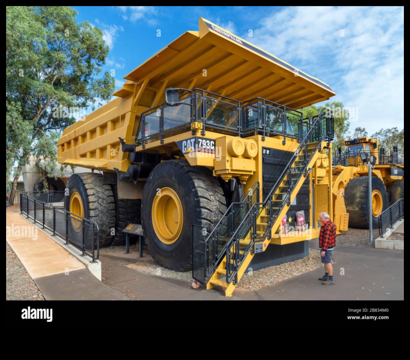 Ripojošie milži: vizuāla apskate ar milzīgām kravas automašīnām darbībā