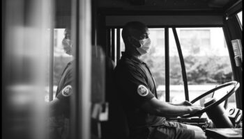 Autobusu pieturas un stāsti: hronikas no sabiedriskā transporta braucējiem