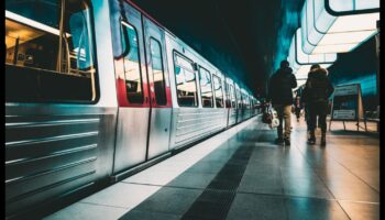 Pilsētas klejotāji: Pilsētas sirdspukstu izpēte sabiedriskajā transportā